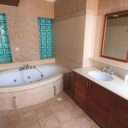 комфортабельная вилла у Crowne Plaza * Limassol